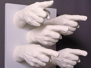 fingers-pointing-sculpture
